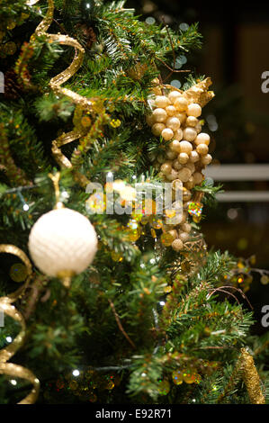 Weihnachtsbaum mit Dekoration Stockfoto