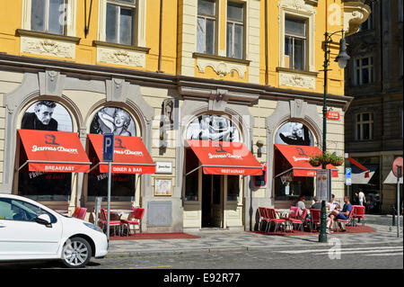 Das Exterieur des James Dean Restaurant mit schwarz / weiß Fotografien der berühmten Hollywood-Stars, Prag, Tschechische Republik. Stockfoto