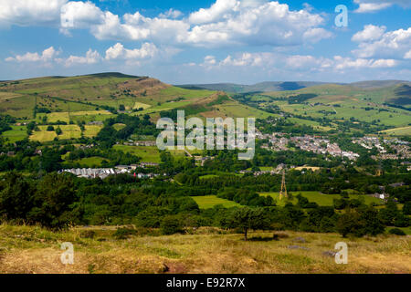 Blick auf Kapelle de le Frith vom Gipfel des Eccles Hecht im Bereich High Peak Peak District England UK Stockfoto