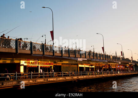 Fischers und Cafés in Galata-Brücke bei Sonnenuntergang. Goldene Horn. Istanbul. Turkei. Stockfoto