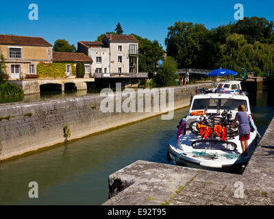 Urlaub Boot an einer Schleuse auf dem Fluss Charente durchströmenden Jarnac in der Charente Region Süd-West Frankreich Stockfoto