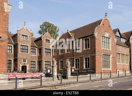 Museum und Kunstgalerie, rotes Backsteingebäude in St. Faith's Street, Maidstone, Kent, England, UK, Großbritannien Stockfoto