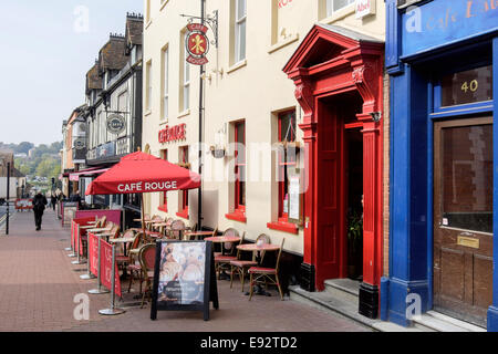 Cafe Rouge mit Tischen und Stühlen draußen auf einem Bürgersteig in einer städtischen Straße. Maidstone, Kent, England, Großbritannien Stockfoto