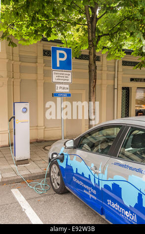 ein Elektrofahrzeug der lokalen Kfz-sharing Unternehmen  stadtmobil  wird an einer Ladestation, Baden-baden geladen Stockfoto