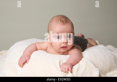 9 Monate altes Baby junge seinen Kopf hochhalten Stockfoto