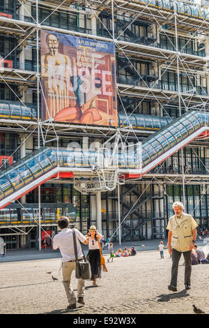 Menschen vor Georges Centre Pompidou, Paris, Ile de France, Frankreich Stockfoto