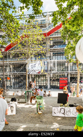 Touristen und Straßenkünstler vor Georges Pompidou Zentrum Stockfoto