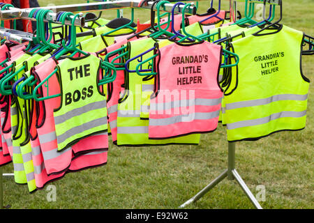 Hi Viz Kinderwesten auf einen Kleiderständer Stockfoto