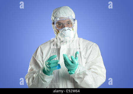 Forscher mit schützenden Hazmat passen im Labor Stockfoto