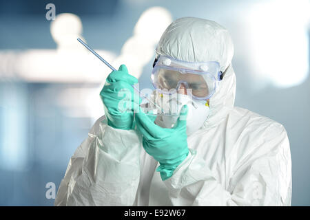 Forscher tragen einen Schutzanzug im Labor Stockfoto