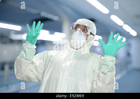 Wissenschaftler in volle schützende Hazmat Klage reagieren in Panik in einem Labor Stockfoto