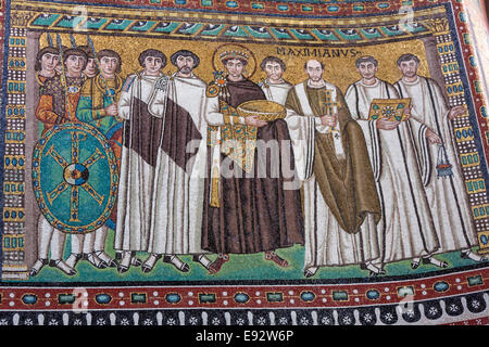 Basilika San Vitale byzantinischen Mosaiken. Das Mosaik des Kaisers Justinian und seinem Gefolge. Stockfoto