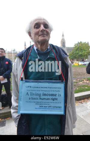 Parliament Square, London, UK. 17. Oktober 2014.  Die politischen Aktivisten besetzen beginnen ihre vorgeschlagenen neun Tage Besetzung des Parliament Square im Zentrum von London. Bildnachweis: Matthew Chattle/Alamy Live-Nachrichten Stockfoto