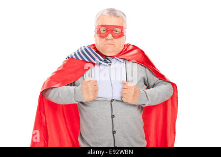 Senior in Superhelden-Kostüm reißt sein Hemd isoliert auf weißem Hintergrund Stockfoto