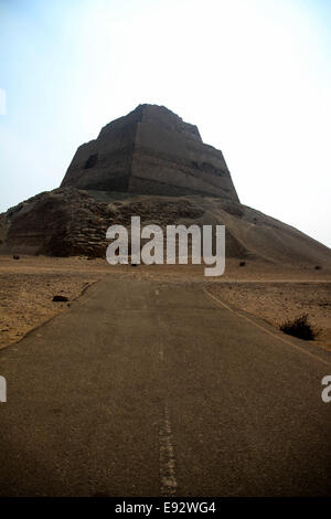 Die Pyramide des Königs Snefru (der erste König der 4. Dynastie, bestieg den Thron um 2613 v. Chr.) Stockfoto