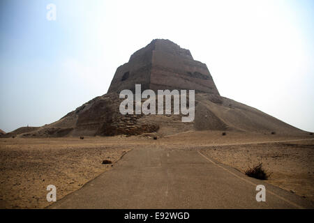 Die Pyramide des Königs Snefru (der erste König der 4. Dynastie, bestieg den Thron um 2613 v. Chr.) Stockfoto