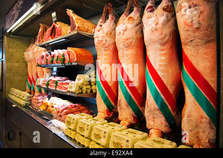 Fleisch in einem Metzger-Schaufenster Stockfoto