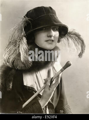 Modische Frau in samt Hut und Zobel Pelz Schal, Portrait, ca. 1922 Stockfoto