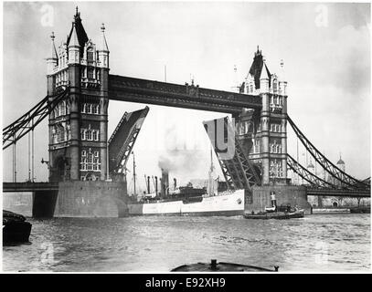 Tower Bridge mit Schiff vorbei obwohl auf Fluß Themse, London, England, Vereinigtes Königreich, ca. 1955 Stockfoto