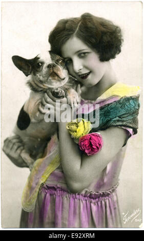 Frau mit Boston Terrier Hund, handkolorierten italienischen Postkarte, ca. 1910 Stockfoto