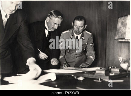 Britische Premierminister Neville Chamberlain Vertragsunterzeichnung München, München, 30. September 1938 Stockfoto