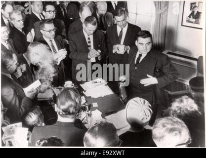 Weiße Haus Pressesekretär, Pierre Salinger, Ankündigung zu Reportern, dass US-Präsident John Kennedy nationale Fernsehen Bericht zur Kubakrise, 22. Oktober 1962 machen Stockfoto