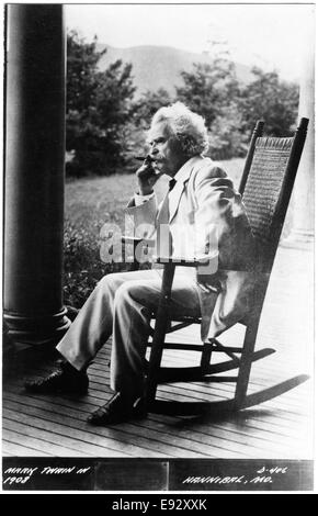 Samuel Langhorne Clemens, oder besser bekannt als Mark Twain (1835-1910), US-amerikanischer Schriftsteller und Humorist, Portrait im Schaukelstuhl rauchende Zigarre, ca. 1908 Stockfoto