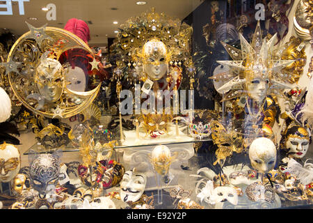 Ein Shop voller Karnevalsmasken und Souvenirs in einer kleinen Straße in den Tagen des Karnevals Stockfoto