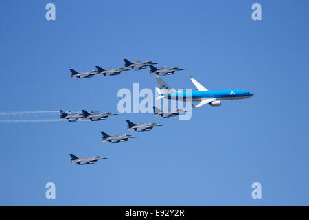 Dutch Air Force f 16 escort KLM Boeing 737. Stockfoto