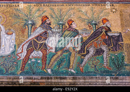 Detail der byzantinischen Mosaik Sant'Apollinare Nuovo, Ravenna, Darstellung der Heiligen drei Könige Stockfoto