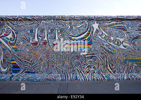 Fragment von der East Side Gallery in Berlin. Es ist ein 1,3 km langer Teil der original Berliner Mauer. Stockfoto