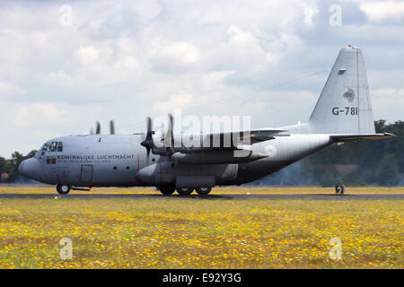 Niederländische Luftwaffe c-130 Hercules landen. Stockfoto