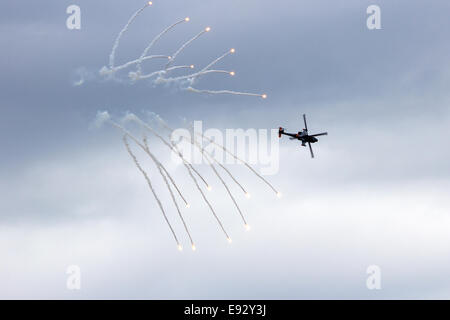 AH-64 Apache Kampfhubschrauber abzufeuern Fackeln Stockfoto