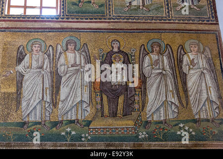 Detail der byzantinischen Mosaik in Sant'Apollinare Nuovo, Ravenna, Jungfrau Kind inthronisiert Stockfoto