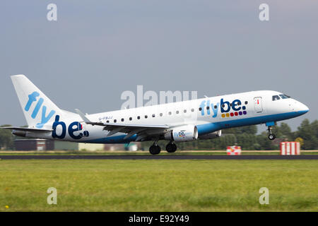 Flybe Embraer ERJ-175 Ankunft am Flughafen Schiphol. Stockfoto