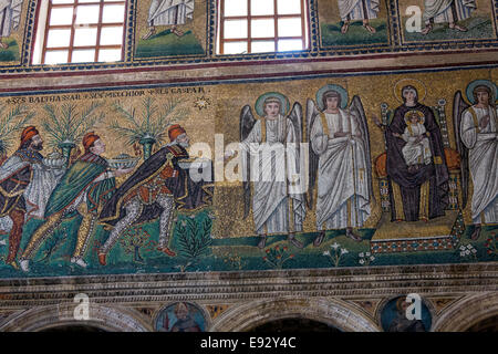 Detail der byzantinischen Mosaik Sant'Apollinare Nuovo, Ravenna, Darstellung der Heiligen drei Könige und Jungfrau Kind inthronisiert Stockfoto