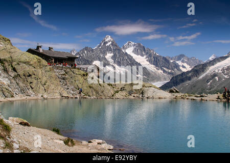 Wanderer im Lac Blanc - auf der Route der Tour de Mont Blanc - vor der Hütte.  Haute-Savoie-Frankreich Stockfoto