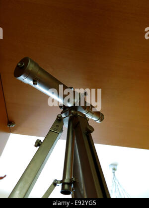 Dekorative Teleskop auf Bücherregal, Low Angle View. Stockfoto