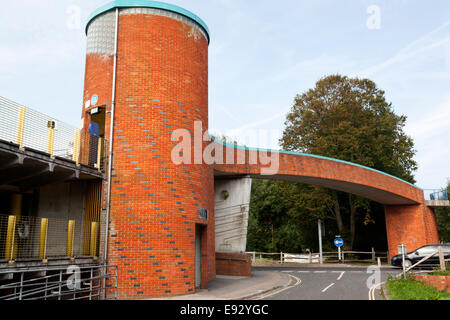 Fußgänger-Eingang zum Parkhaus über die Ringstraße, Chichester, West Sussex Stockfoto