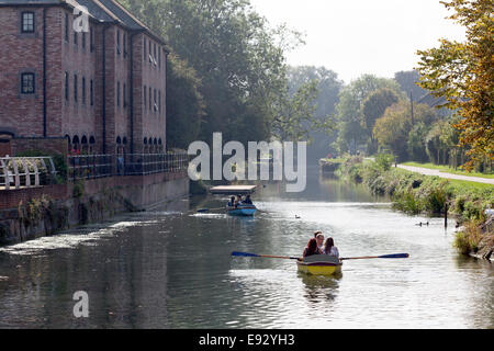 Personen in einem Ruderboot auf dem Kanal von Chichester, West Sussex Stockfoto