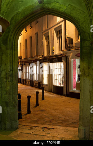 Gebäude in East Street in der Nacht durch den Bogen von der Market Cross, Chichester, West Sussex Stockfoto