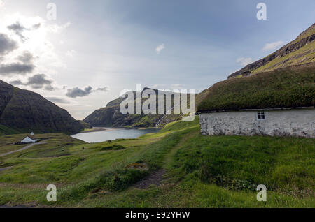 Fotogen Holzhäuser mit Dach Torf bedeckt in Saksun Streymoy Island, Färöer Inseln, Stockfoto