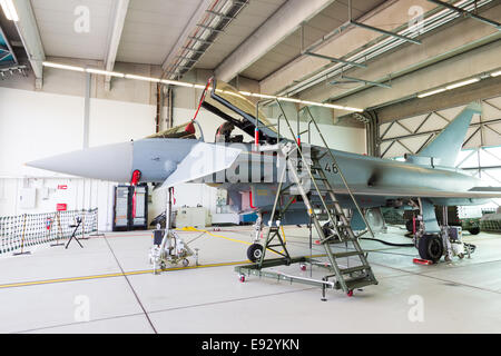 Deutschen Eurofighter in einem hangar Stockfoto