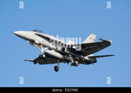 Finnische Luftwaffe Boeing F/A-18 Hornet Landung während der Übung Frisian Flag auf Leeuwarden Airbase Stockfoto