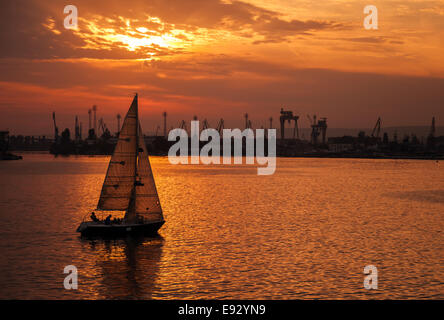 Segelyacht geht im Hafen von Varna bei Sonnenuntergang. Schwarzes Meer, Bulgarien Stockfoto