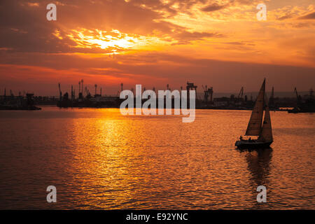 Yacht geht im Hafen von Varna bei Sonnenuntergang. Schwarzes Meer, Bulgarien Stockfoto