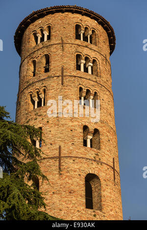 Glockenturm der Basilika Apollinare in Classe bei Sonnenuntergang Stockfoto