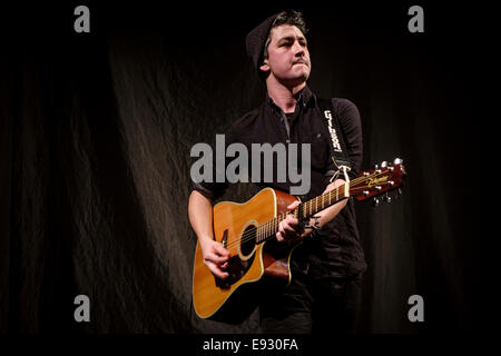 Inverness, Schottland. 17. Oktober 2014. Larissa führt am Inverness Leisure Centre Peter Andre und seine große Nachttour zu unterstützen. (Inverness, Vereinigtes Königreich) Bildnachweis: Thomas Bisset/Alamy Live-Nachrichten Stockfoto