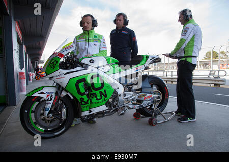 Phillip Island, Victoria, Australien. Samstag, 18. Oktober 2014. Honda Gresini Team-Mechanikern vorbereiten Scott Redding-MotoGP-Maschine Samstagmorgen freies Training. Bildnachweis: Russell Hunter/Alamy Live-Nachrichten Stockfoto