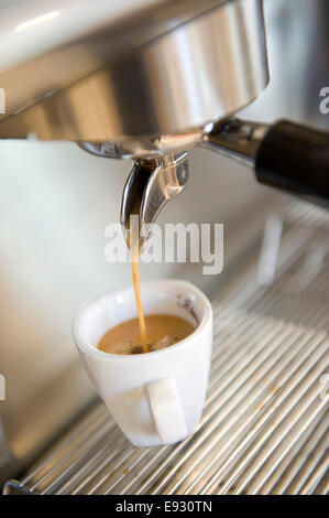 Espressokaffee vorbereitet in einem italienischen café Stockfoto